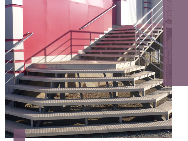 Лестницы для магазина в Мурманске — изготовление и монтаж