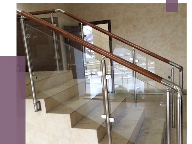 Комбинированные перила из металла и дерева в Мурманске