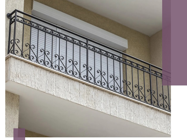 Балконные ограждения из металла и стекла в Мурманске для домов