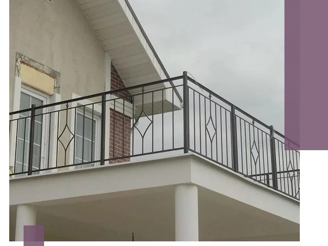 Изготовление балконных ограждений в Мурманске из металла и стекла